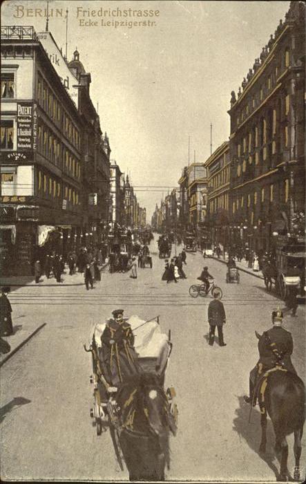BERLIN  CITY Friedrichstrasse Soldat auf Pferd Pferdewage
