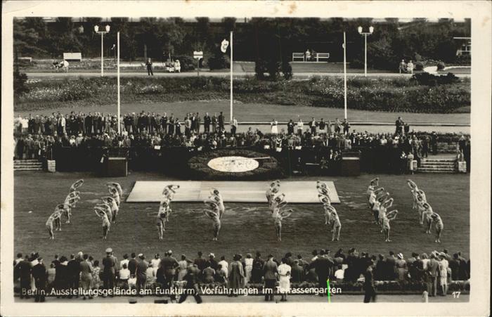 BERLIN  CITY Ausstellung am Funkturm Turnvorfuehrung Terrassengarten