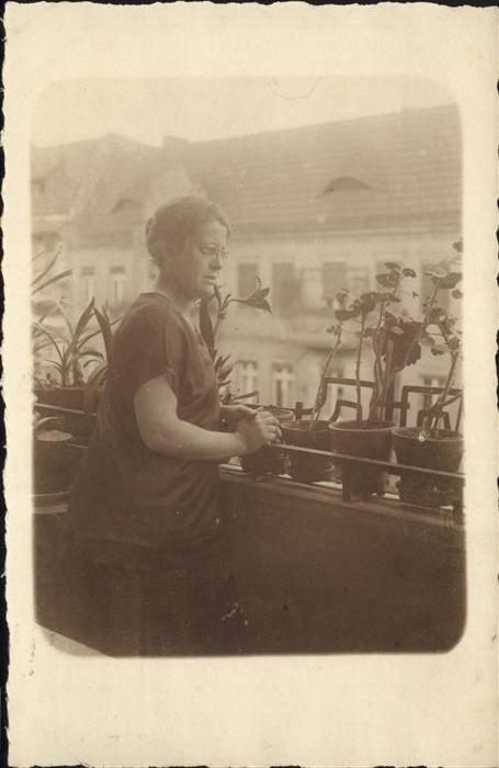 BERLIN  CITY Balkon Frau