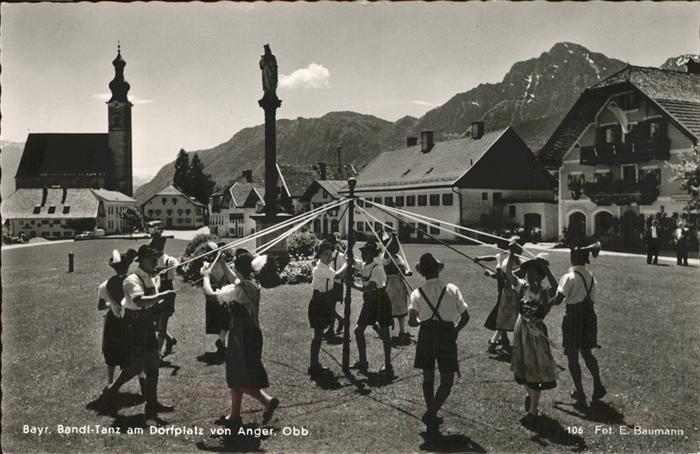 Anger Bayern Bayrischer Bandl-Tanz am Dorfplatz