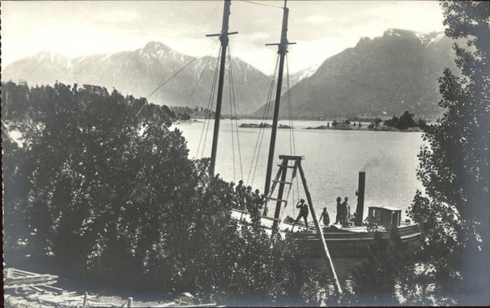 Puerto Anchorena Orilla del lago Isla Victoria