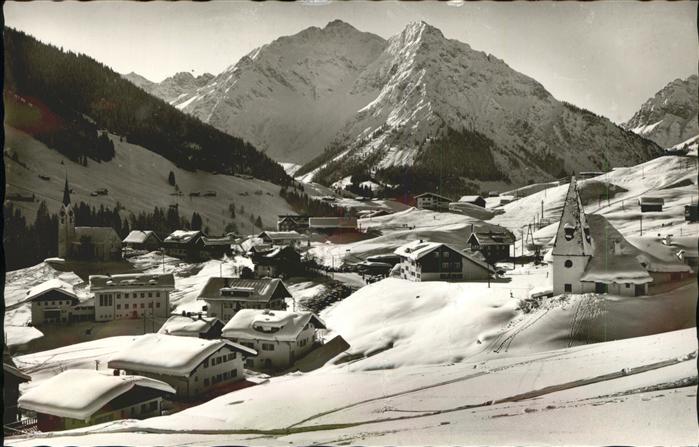 Hirschegg Kleinwalsertal Vorarlberg Ortsansicht mit Elferkopf Zwölferkopf