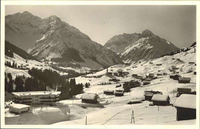 Hirschegg Kleinwalsertal Vorarlberg Ortsansicht mit Elferkopf Zwölferkopf W