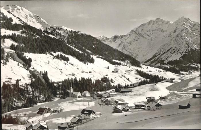 Hirschegg Kleinwalsertal Vorarlberg Ortsansicht mit Hammerspitze Elferkopf