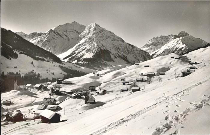Hirschegg Kleinwalsertal Vorarlberg Ortsansicht mit Elferkopf Zwölferkopf W
