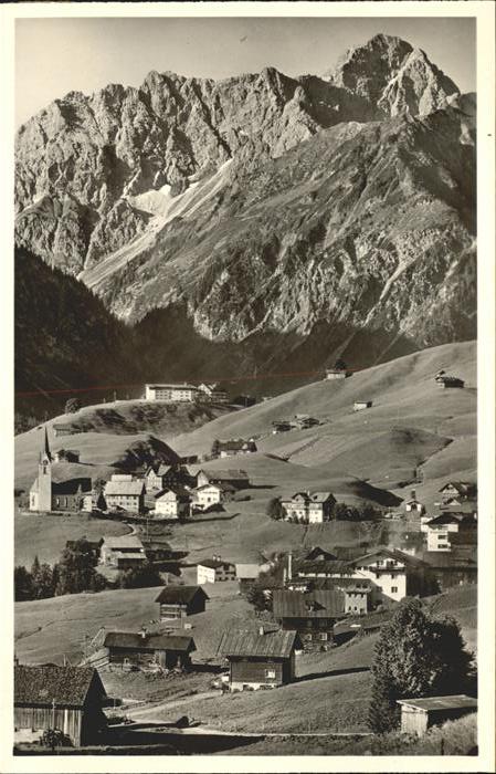 Hirschegg Kleinwalsertal Vorarlberg Ortsansicht mit Widderstein und Bärenko