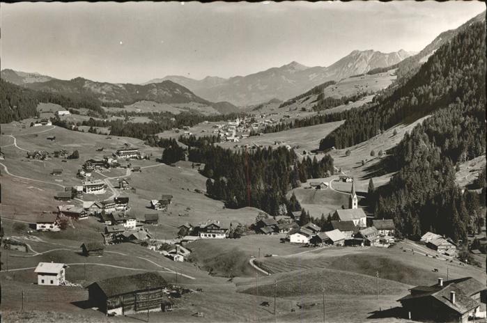 Hirschegg Kleinwalsertal Vorarlberg Ortsansicht mit Oberstdorfer Bergen