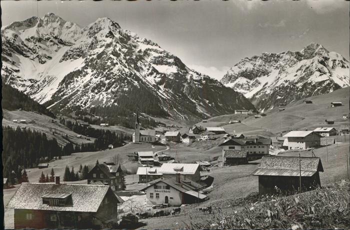 Hirschegg Kleinwalsertal Vorarlberg Ortsansicht mit Elferkopf Zwölferkopf W