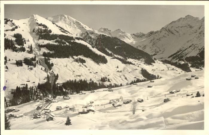 Hirschegg Kleinwalsertal Vorarlberg Ortsansicht mit Kuhgehrenspitze und Ham