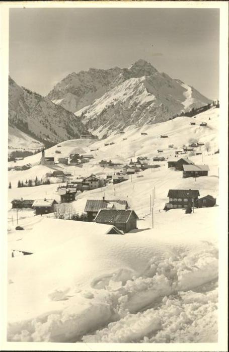 Hirschegg Kleinwalsertal Vorarlberg Ortsansicht mit Widderstein und Bärenko