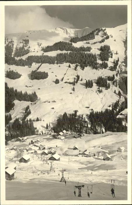 Hirschegg Kleinwalsertal Vorarlberg Ortsansicht mit Heuberg Skilift Gehrens