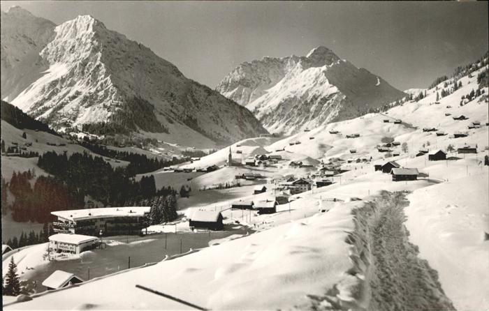 Hirschegg Kleinwalsertal Vorarlberg Ortsansicht mit Elferkopf Zwölferkopf W