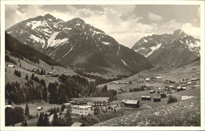 Hirschegg Kleinwalsertal Vorarlberg Ortsansicht mit Elferkopf Zwölferkopf W