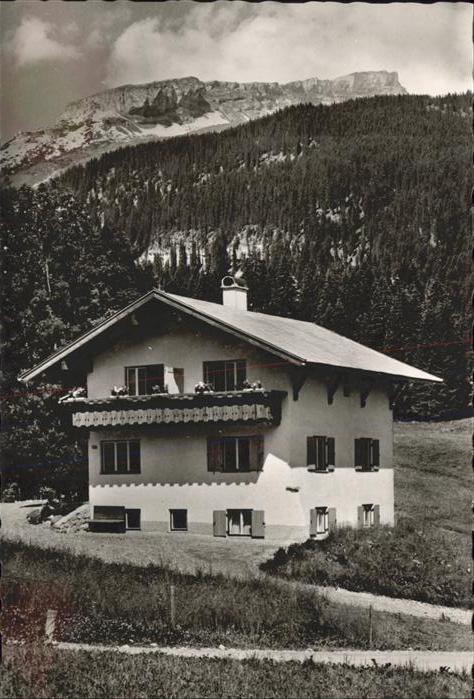 Hirschegg Kleinwalsertal Vorarlberg Haus Pau mit Hoch_Ifen