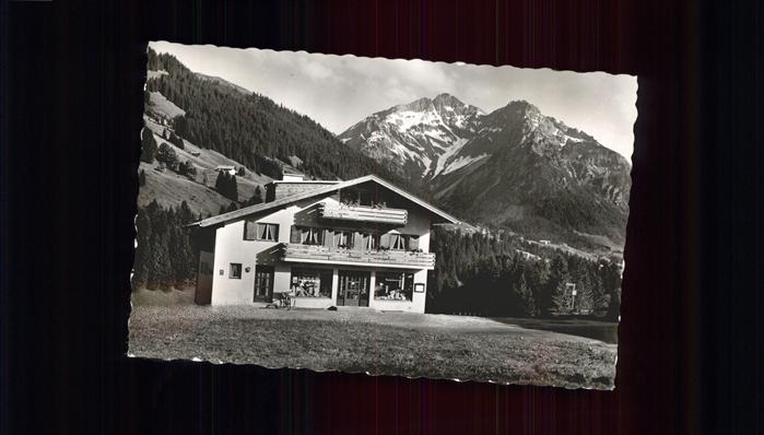 Hirschegg Kleinwalsertal Vorarlberg Pension Anna mit Elferkopf und Zwölferk