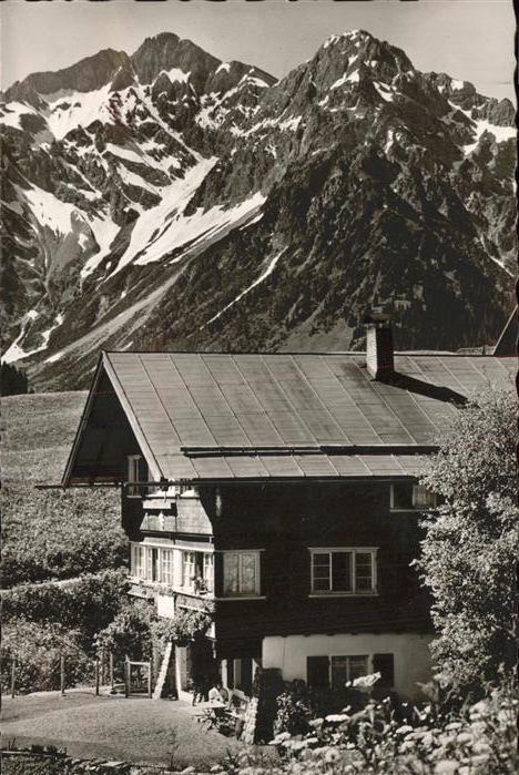 Hirschegg Kleinwalsertal Vorarlberg Haus Edelweiss mit Elferkopf Zwölferkop