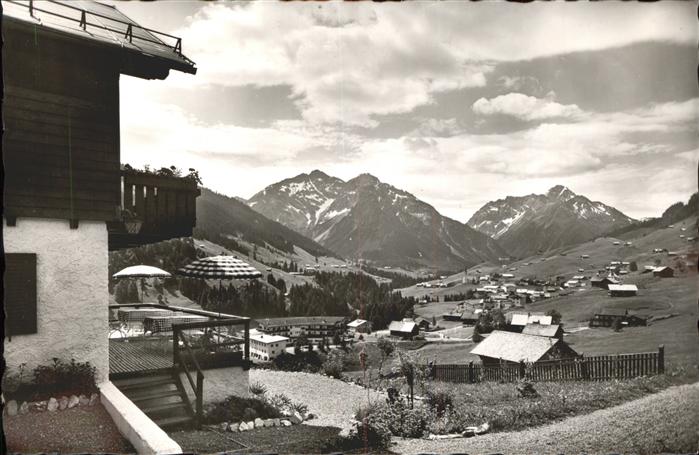 Hirschegg Kleinwalsertal Vorarlberg Haus in der Sonne mit Elferkopf Zwölfer
