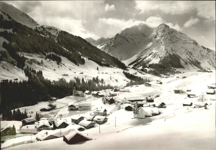 Hirschegg Kleinwalsertal Vorarlberg Ortsansicht mit Elferkopf und Zwölferko