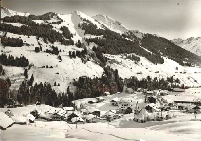 Hirschegg Kleinwalsertal Vorarlberg Ortsansicht mit Kuhgehrenspitze und Ham