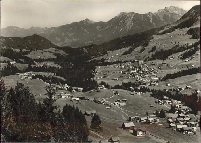 Hirschegg Kleinwalsertal Vorarlberg Ortsansicht mit Alpenpanorama