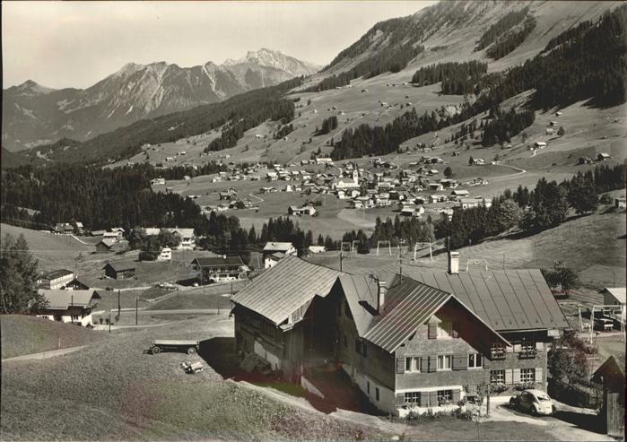 Hirschegg Kleinwalsertal Vorarlberg Haus Gehrer und Ortsansicht mit Alpenpa