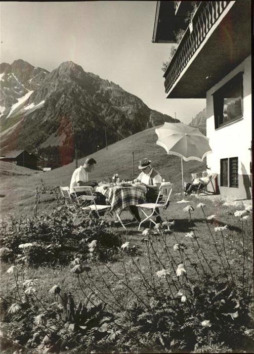 Hirschegg Kleinwalsertal Vorarlberg Gästehaus Breuer mit Elferkopf und Zwöl