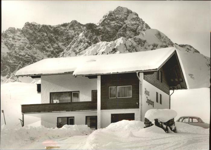 Hirschegg Kleinwalsertal Vorarlberg Haus Ingeborg mit Widderstein und Bären