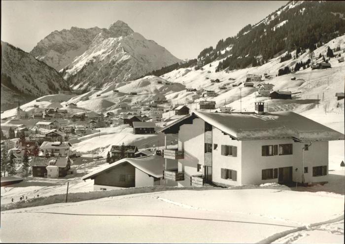 Hirschegg Kleinwalsertal Vorarlberg Haus Birkenhöhe mit Widderstein und Bär