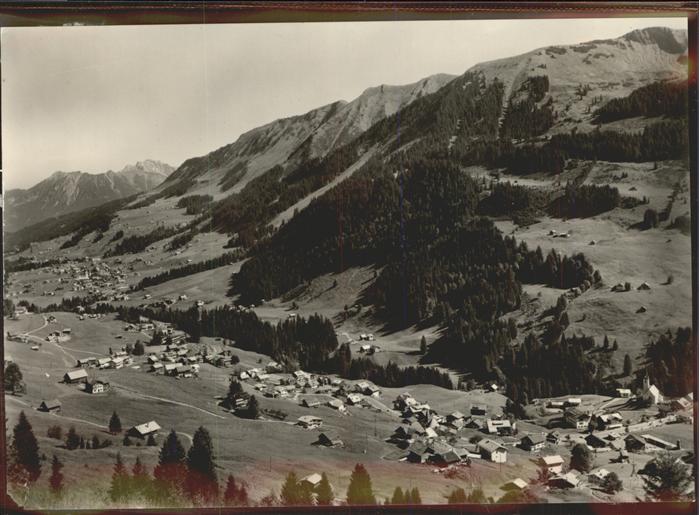 Hirschegg Kleinwalsertal Vorarlberg Ortsansicht mit Alpenpanorama