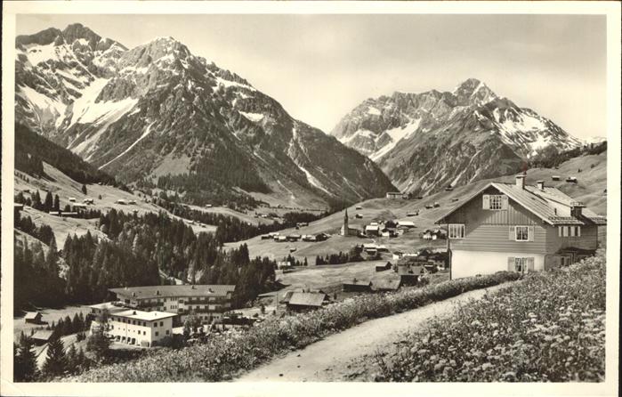 Hirschegg Kleinwalsertal Vorarlberg Haus in der Sonne mit Elferkopf Zwölfer