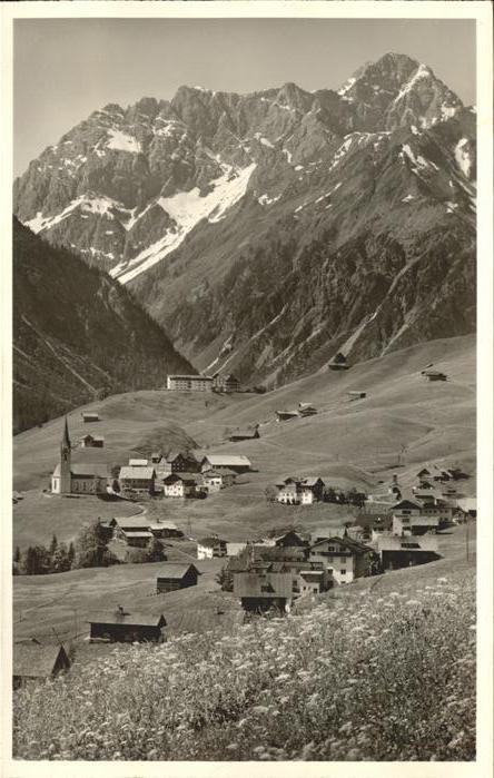 Hirschegg Kleinwalsertal Vorarlberg Ortsansicht mit Widderstein und Bärenko