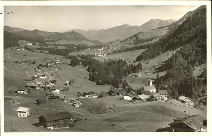 Hirschegg Kleinwalsertal Vorarlberg Ortsansicht mit Oberstdorfer Bergen