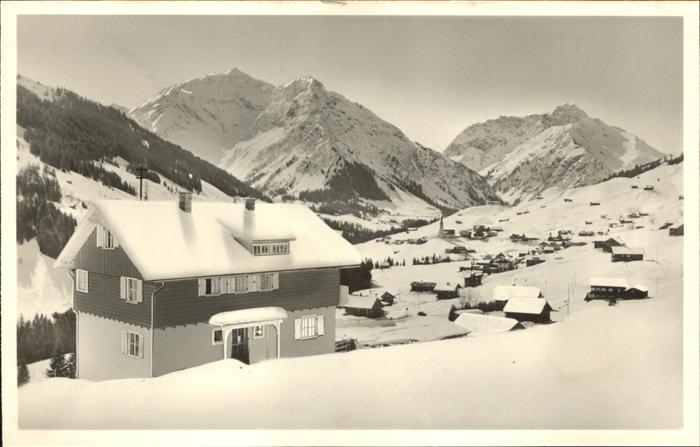 Hirschegg Kleinwalsertal Vorarlberg Haus in der Sonne mit Elferkopf Zwölfer