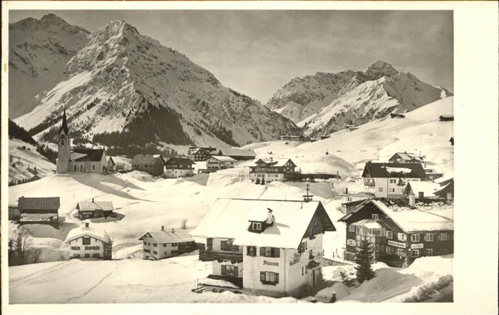 Hirschegg Kleinwalsertal Vorarlberg Ortsansicht mit Widderstein und Bärenko