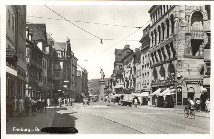 Freiburg Breisgau Kaiserstrasse mit Bertoldsbrunnen