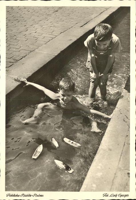 Freiburg Breisgau Badeszene im Freiburger Stadtbächle