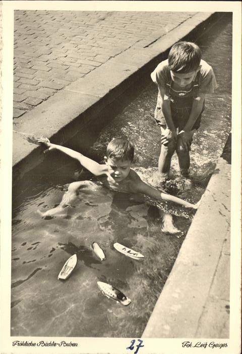 Freiburg Breisgau Badeszene im Freiburger Stadtbächle