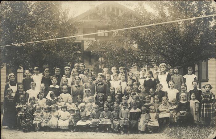 MANNHEIM BW Gruppenbild im Kinderheim