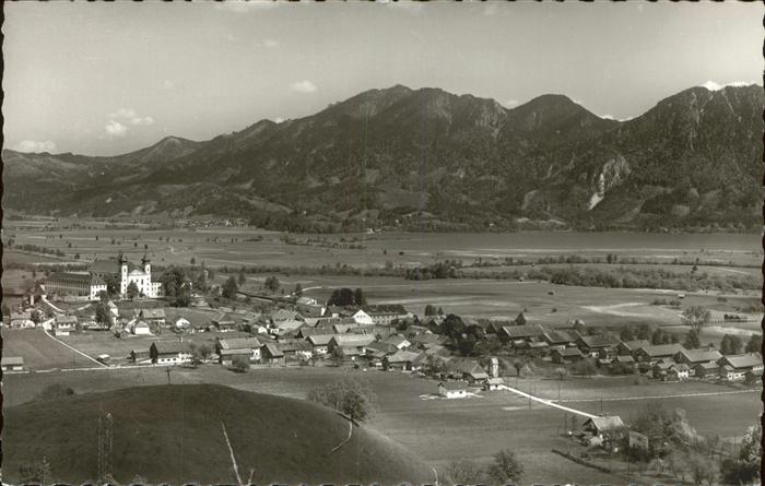 Schlehdorf am Kochelsee mit Rabenkopf
