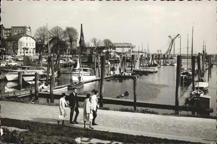 Wedel Pinneberg Schulhaus Hafen Segelboote
