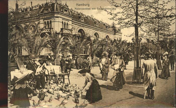 HAMBURG  CITY Alsterpavillon Taubenfuetterung