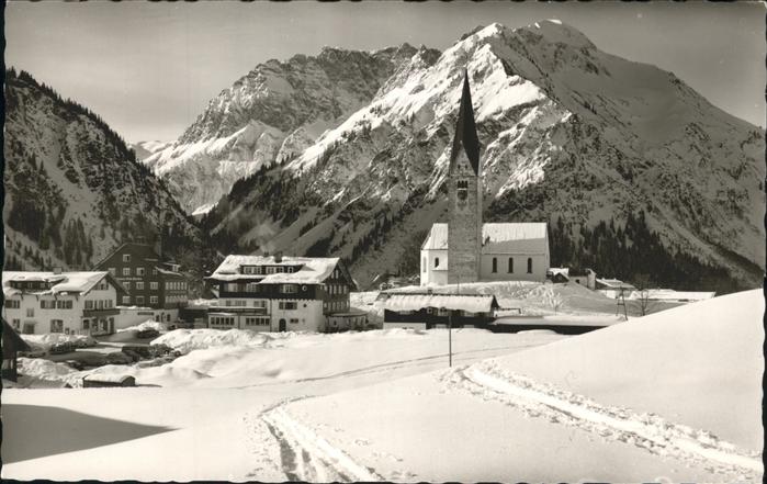 Mittelberg Kleinwalsertal Kirche Wintersportplatz Gemstelpass Wid
