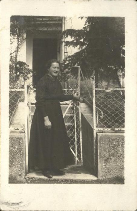 Cannstatt Frau am Gartentor