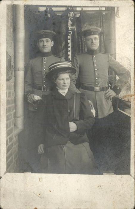 Stuttgart Frau und zwei Soldaten