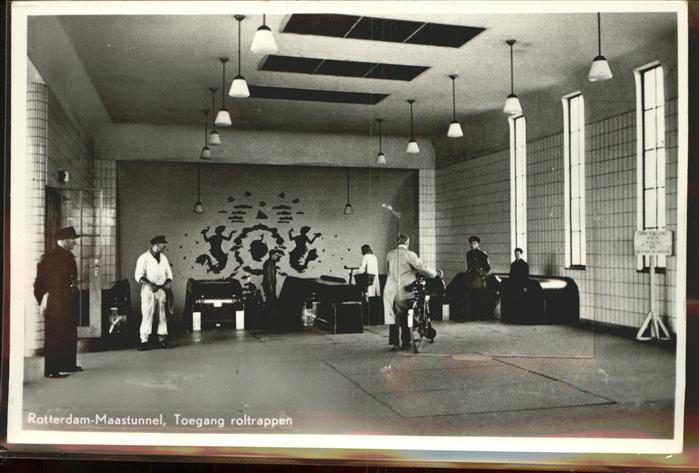 Rotterdam Maastunnel _ Toegang Roltrappen