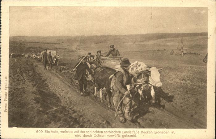 Serbien Serbija Auto wird mit Ochsen abgeschleppt