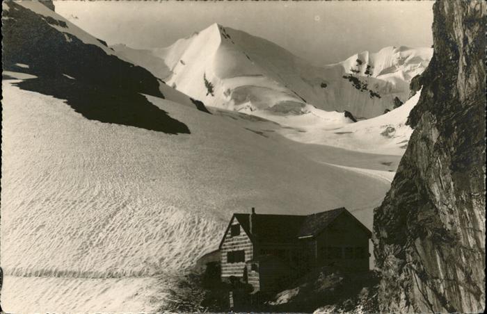 Kandersteg BE Hohtuerlihuette Weisse Frau Berner Alpen