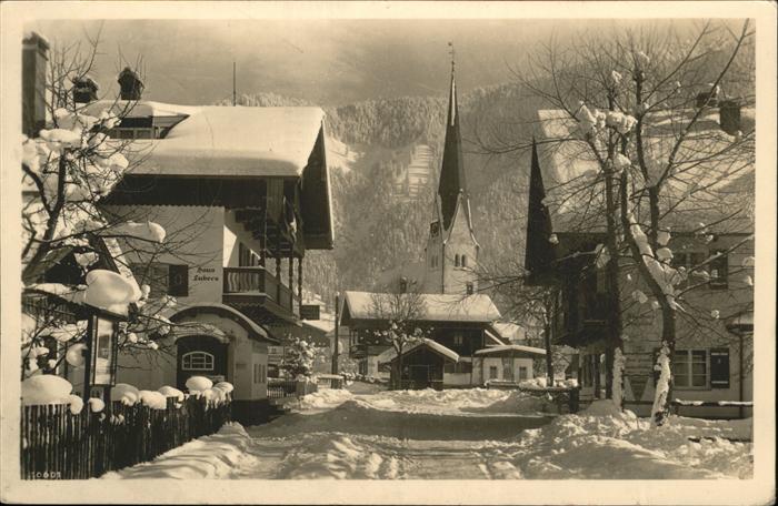 Bayrischzell Dorfpartie mit Kirche im Winter