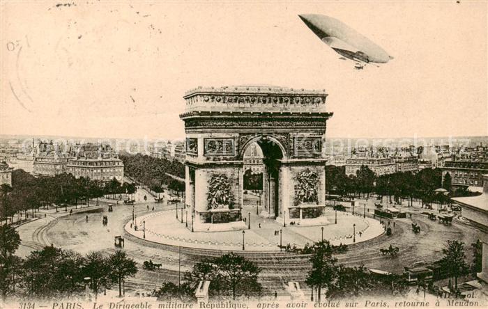 Paris 75 Le Dirigeable militaire Republique apres avoir evolue sur Paris retourn