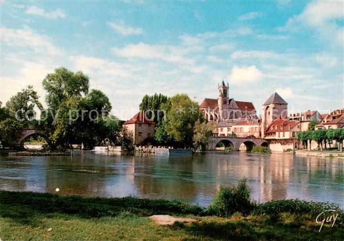 Moret-sur-Loing Eglise Notre Dame et la porte de Bourgogne vues des bords du Loi